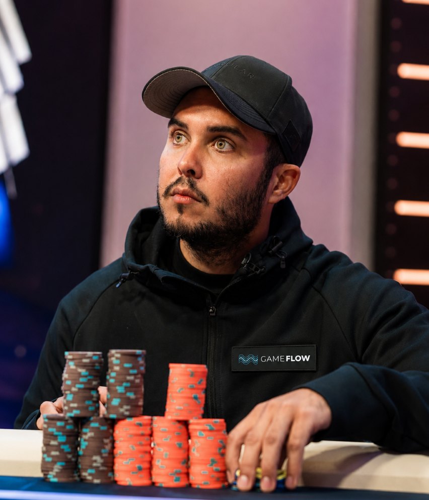 Francis Cruz en una mesa de torneo con el parche de Game Flow